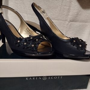 Karen Scott women's shoe